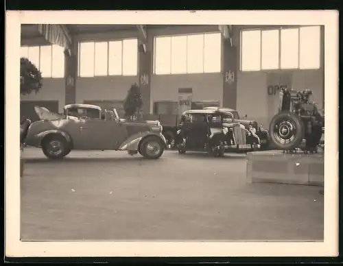 Fotografie Automobil-Ausstellung, Opel Messestand mit neuen PKW-Modellen