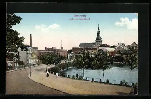 AK Insterburg, Strassenpartie am Schlossteich mit Kirche