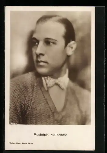 AK Schauspieler Rudolph Valentino mit Fliege und Pullover