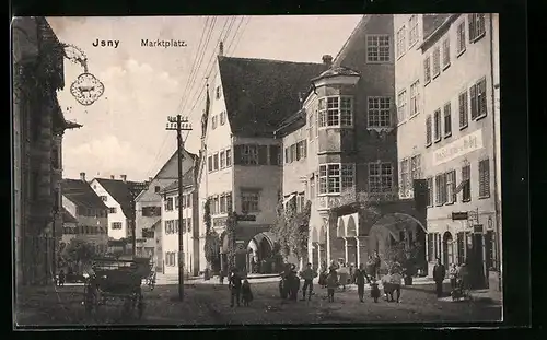 AK Isny, Spaziergänger auf dem Marktplatz