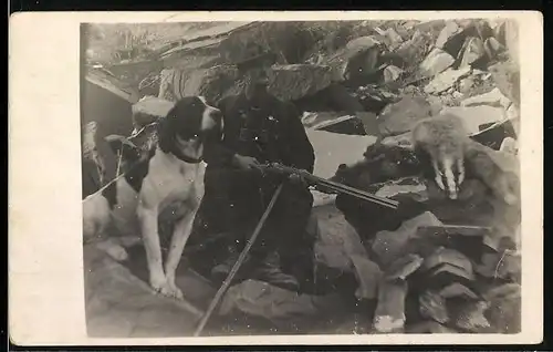 Foto-AK Jäger mit Gewehr und Jagdhund