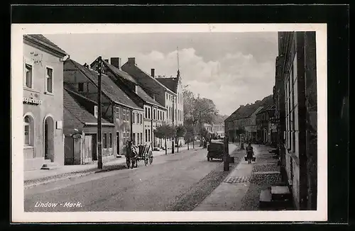 AK Lindow /Mark, Strassenpartie mit Pferdekarren