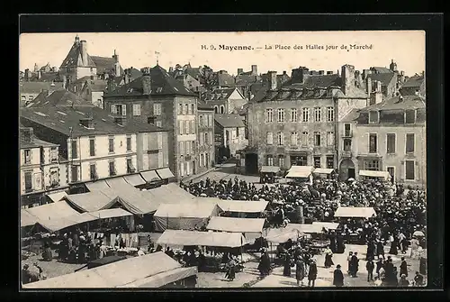 AK Mayenne, La Place des Halles jour de Marché