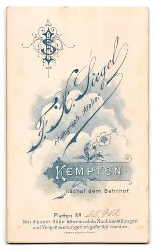 Fotografie F. X. Siegel, Kempten, Süsses Kind im karierten Kleid