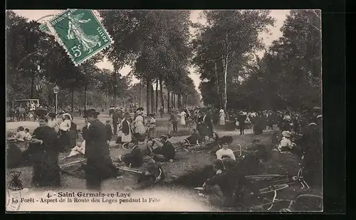 AK Saint-Germain-en-Laye, La Forêt, Aspect de la Route des Loges pendant la Fête