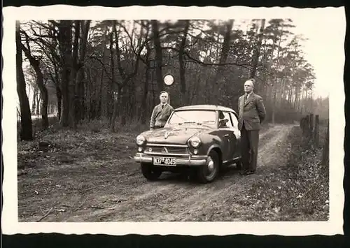 Fotografie Auto Lloyd, Herren mit PKW am Waldrand