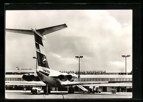 AK Berlin-Schönefeld, IL 62 vor der neuen Passagierabfertigung