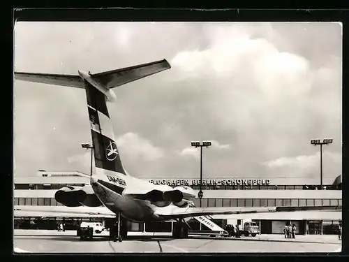 AK Berlin-Schönefeld, IL 62 vor der neuen Passagierabfertigung