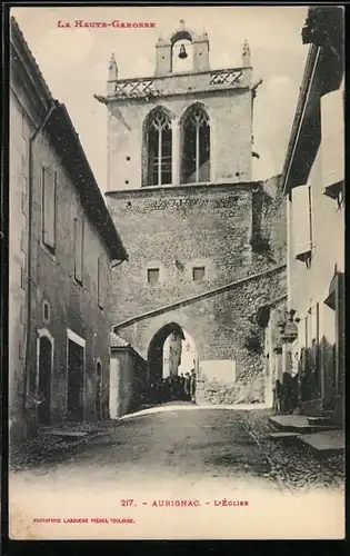 AK Aurignac, l`église, des gens rassemblés sous la porte