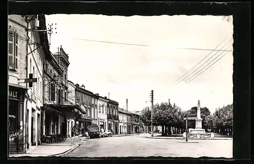 AK Rieumes, Haute-Garonne, L`Esplanade et le monument aux Morts