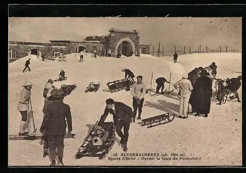 AK Superbagneres, Sports d`Hiver, Devant la Gare du Funiculaire