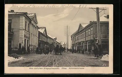 AK Mitau, Partie in der Kolonnenstrasse, mit Pferdefuhrwerken, Soldaten und Passanten