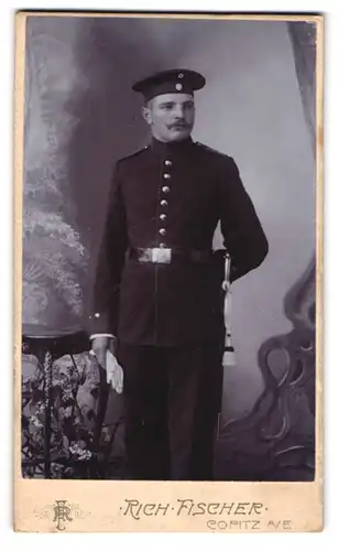 Fotografie Rich. Fischer, Copitz a. E., Hauptstrasse 14, Soldat mit Bajonett und Portepee in Uniform