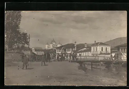 Foto-AK Prilep, Brücke über den Fluss, Soldaten in Uniform