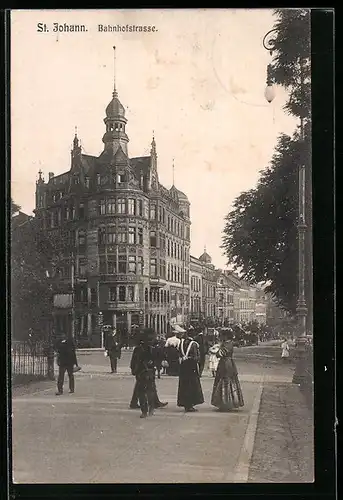 AK St. Johann, Bahnhofstrasse mit Flaneuren