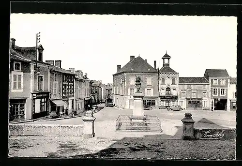 AK Thénezay, Le Monument aux Morts et la Place du Marché