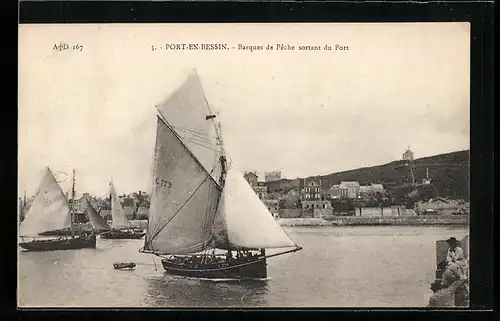 AK Port-en-Bessin, Barques de Peche sortant du Port