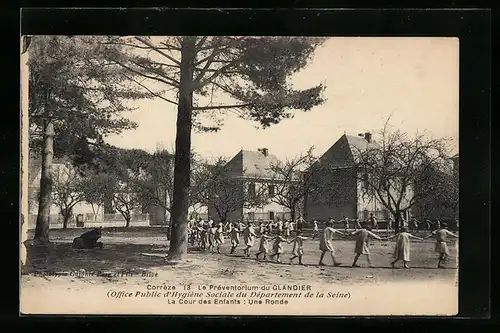 AK Glandier, Le Préventorium du Glandier, La Cour des Enfants, Une Ronde