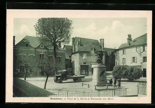 AK Donzenac, Place de la Mairie et Monument aux Morts