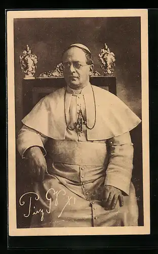 AK Papst Pius XI., in seinem Gewand auf dem Stuhl portraitiert