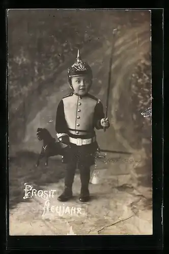 AK Kleiner Bub in Uniform mit Pickelhaube und Steckenpferd, Kinder Kriegspropaganda