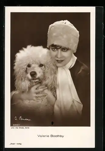 AK Schauspielerin Valerie Boothby mit Hund in einer Szene