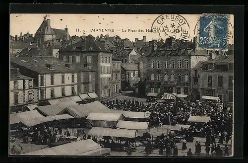 AK Mayenne, La Place des Halles jour de Marché