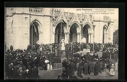 AK Pontmain, Pèlerinage du Triduum, La foule sortant de la Basilique