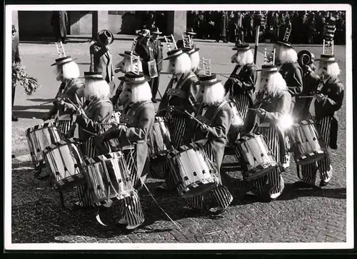 Fotografie Hoffmann, Basel, Ansicht Basel, Fasching - Karneval, kostümierte Trommler beim Festumzug