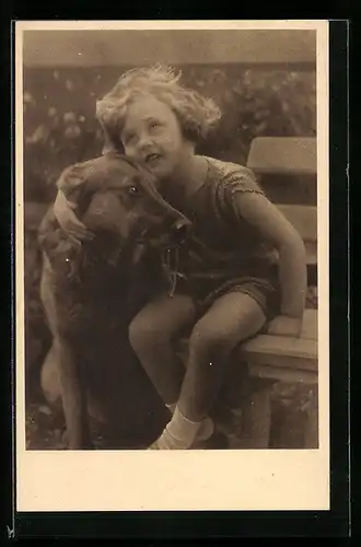 AK Wien, Österr. Tierschutzverein, Hundetreue-Kinderglück, Mädchen umarmt ihren Hund