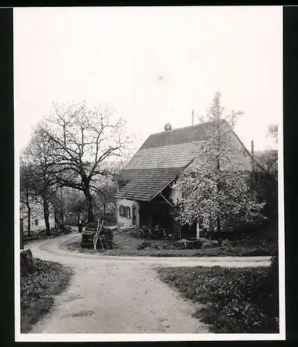 Fotografie unbekannter Fotograf, Ansicht Bernau / Schwarzwald, Bauernhaus im Ort