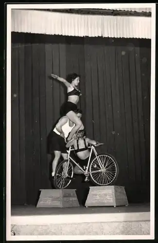 Fotografie Hinze, Hohburg, Fahrrad-Akrobaten während einer Vorführung
