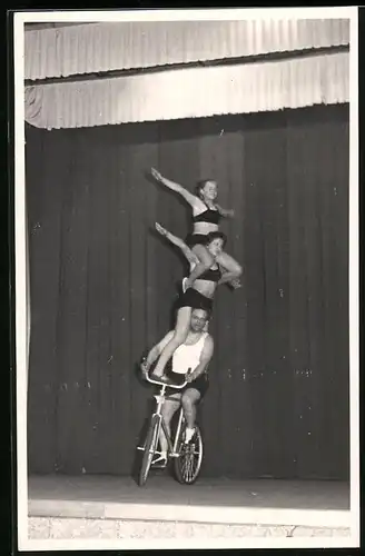 Fotografie Hinze, Hohburg, Fahrrad-Akrobaten während einer Vorführung gemeinsam auf einem Rad