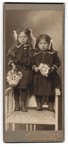 Fotografie Atelier Uhlenhuth, Neustadt /Coburg, Zwei mädchen in modischen Kleidern