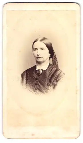 Fotografie Franz Neumayer, München, Portrait Dame mit Brosche & Ohrringen - Schmuck