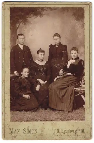 Fotografie Max Simon, Klingenberg a. M., Vier hübsche Schwestern mit ihrem Bruder, ein davon mit Zwicker