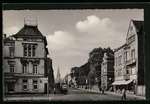 AK Letmathe i. Sauerland, Passanten in der Hagener Strasse mit Blick zur Kirche