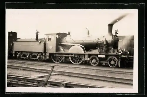 Foto-AK Englische Eisenbahn mit Bahnpersonal im Bahnhof