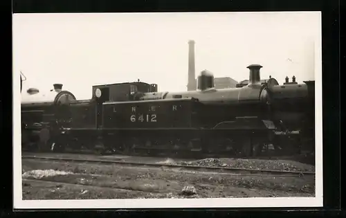 Foto-AK Lokomotive der englischen Eisenbahngesellschaft LNER mit Kennung 6412