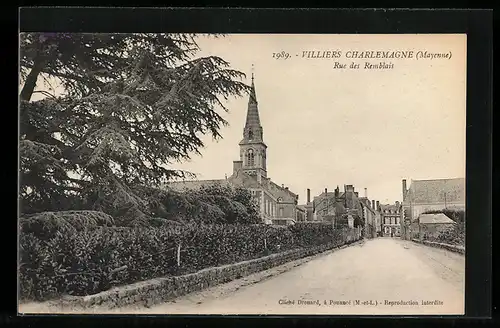 AK Villers Charlemagne, Rue des Remblais, Maisons et Eglise