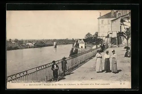 AK Tonneins, Rampe de la Place du Château, la Garonne et le Pont suspendu