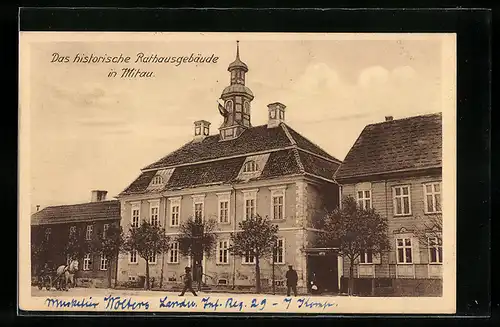 AK Mitau, historisches Rathausgebäude mit Passanten