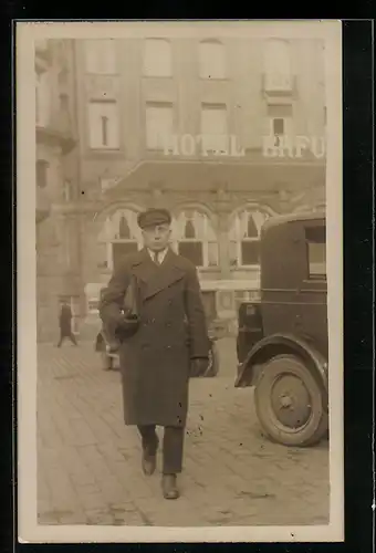 Foto-AK Erfurt, Hotel Erfurter Hof, Herr im Mantel mit Aktentasche