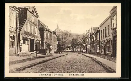 AK Schönberg i. M., Siemzerstrasse mit Geschäften und Kirche