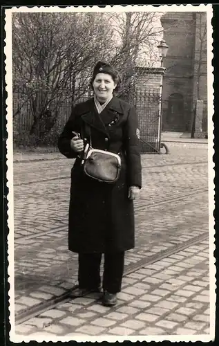 Fotografie Strassenbahn-Schaffnerin in Uniform in Berlin