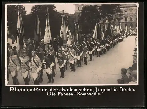 Fotografie unbekannter Fotograf, Ansicht Berlin, Rheinlandfeier der akademischen Jugend, Fahnen-Kompagnie