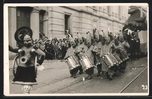 Foto-AK Basel, Karnevalszug mit Trommeln bei der Fasnacht