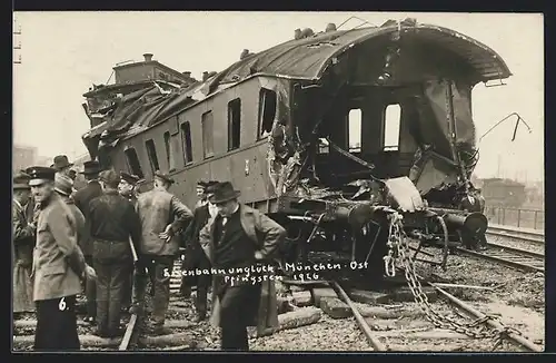 Foto-AK München-Haidhausen, Ostbahnhof, Eisenbahnunglück 1926, Zerstörter Personenzug