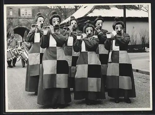 Foto-AK Basel, Flötenspieler in einem Festzug zur Fasnacht