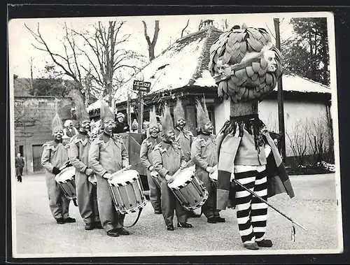 Foto-AK Basel, Trommler in einem Festzug zur Fasnacht